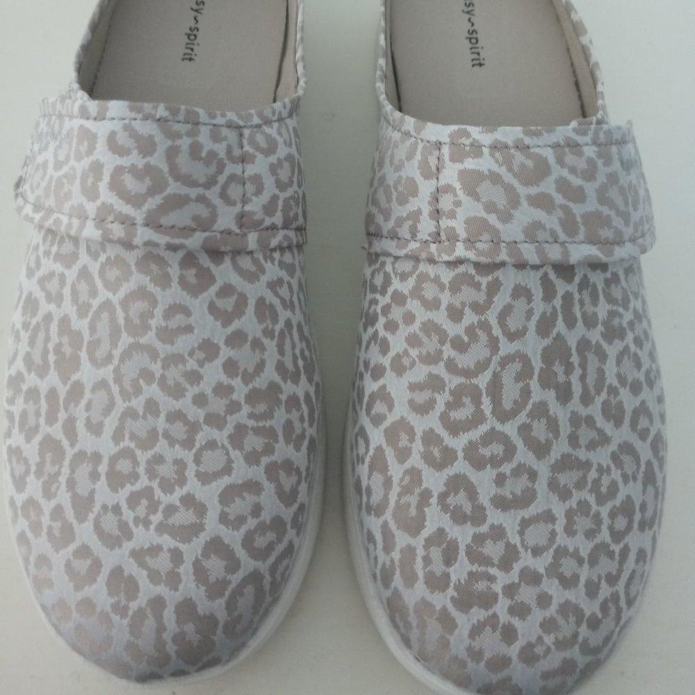 2 pairs of Easy Spirit ! Listing is for both pairs!